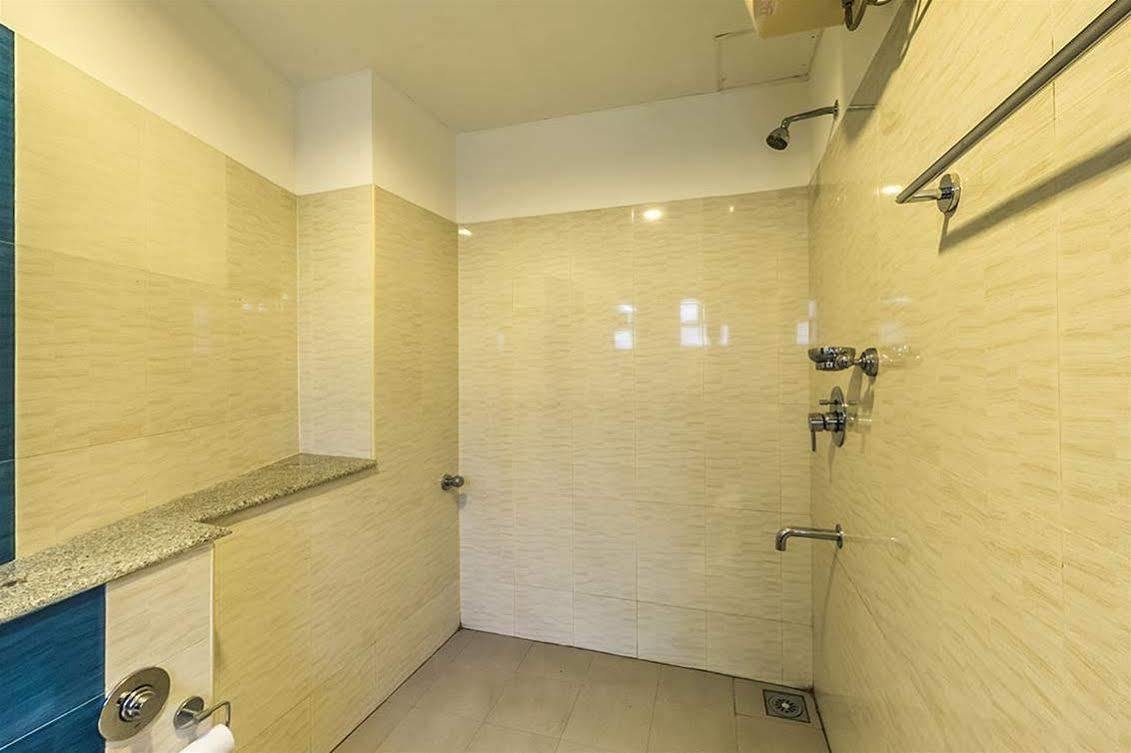 Century Grand Hotel Mananthavady Bagian luar foto