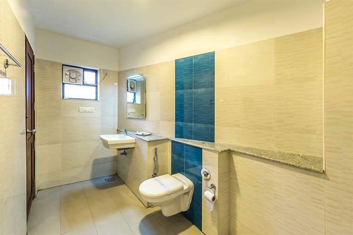 Century Grand Hotel Mananthavady Bagian luar foto